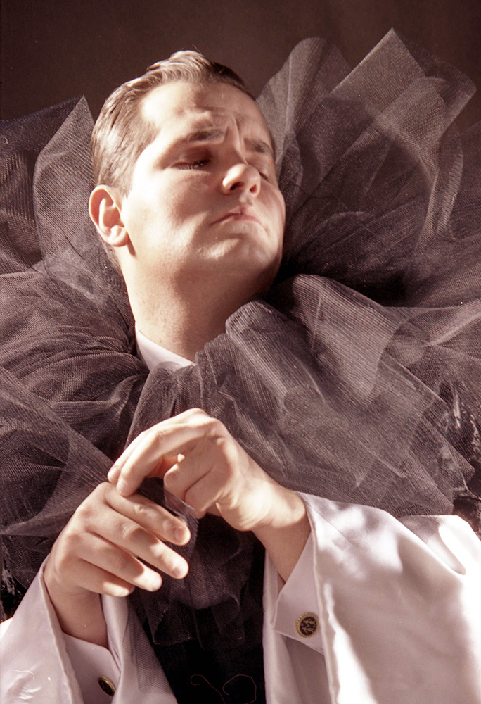 Є. Лунченко в ролі Олександра Вертинського у виставі «Олександр Вертинський. Бал Господень» О. Гаврилюк